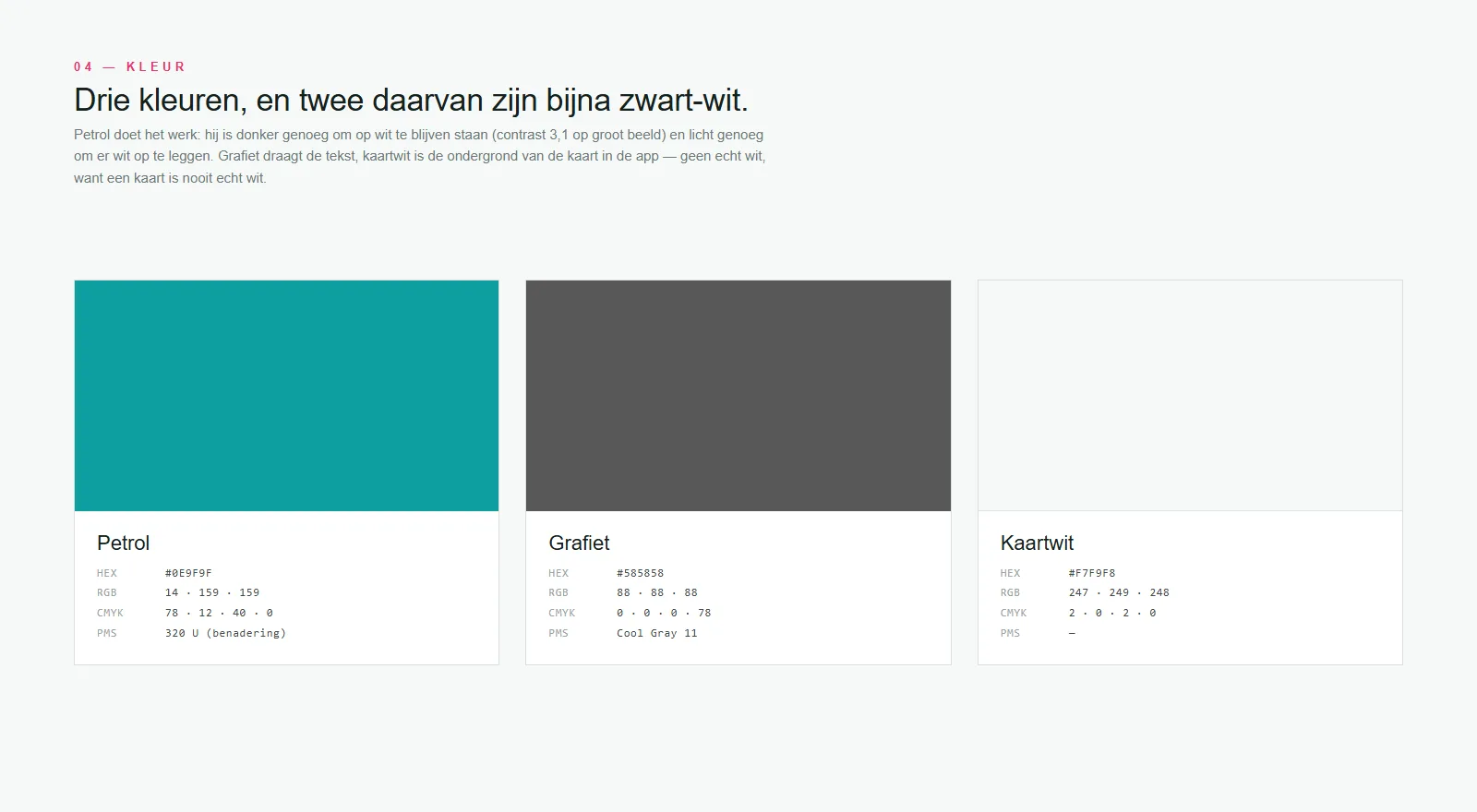 Drie kleuren, met de waarden voor scherm en pers. Kaartwit is bewust geen echt wit.